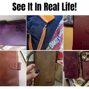 Puede incluir: La imagen muestra una variedad de fundas y accesorios de tel&eacute;fono personalizados de cuero. Los art&iacute;culos son en tonos de morado, marr&oacute;n y beige. Algunos art&iacute;culos tienen iniciales o nombres grabados. El texto "See It In Real Life!" est&aacute; en la parte superior de la imagen.