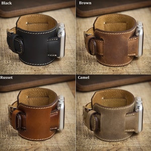 Puede incluir: Brazalete de cuero para Apple Watch en negro, marr&oacute;n, &oacute;xido y camel. Cada brazalete tiene un cierre de hebilla y costuras blancas. El reloj es visible dentro del brazalete.