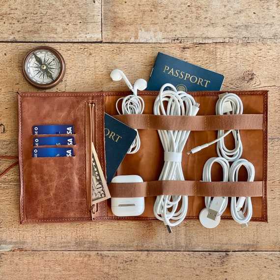 Organiseur de câbles et porte-passeport en cuir antique personnalisé,  organisateur de cordon personnalisé fait main, rouleau de chargeur de  voyage, technologie, organisateur de fil -  France