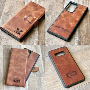 K&ouml;nnte beinhalten: Vier verschiedene Handyh&uuml;llen mit personalisierten Monogrammen und Namen. Die H&uuml;llen sind aus braunem Leder mit schwarzem Besatz. Die H&uuml;llen werden auf einer Holzoberfl&auml;che gezeigt.