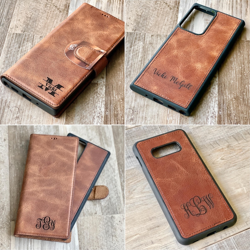 K&ouml;nnte beinhalten: Vier verschiedene Handyh&uuml;llen mit personalisierten Monogrammen und Namen. Die H&uuml;llen sind aus braunem Leder mit schwarzem Besatz. Die H&uuml;llen werden auf einer Holzoberfl&auml;che gezeigt.