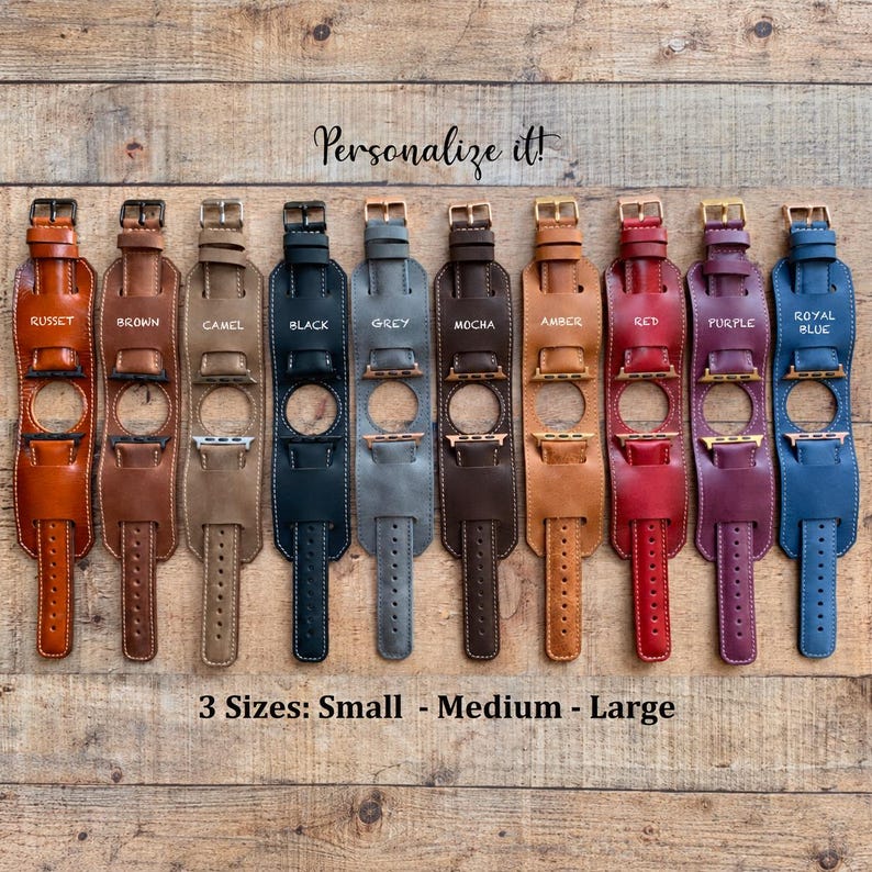 Peut inclure: Dix bracelets de montre en cuir align&eacute;s, chacun avec une d&eacute;coupe circulaire et des pi&egrave;ces m&eacute;talliques. Les couleurs incluent russet, marron, camel, noir, gris, moka, ambre, rouge, violet et bleu roi. Texte : Personalize it! 3 Sizes: Small - Medium - Large.