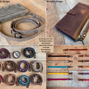 Puede incluir: Una variedad de correas de cuero para el cuerpo cruzado y la mu&ntilde;eca en varios colores, incluyendo marr&oacute;n, negro y burdeos. La imagen tambi&eacute;n muestra una cartera de cuero gris con una correa para el cuerpo cruzado y una funda de tel&eacute;fono de cuero marr&oacute;n con una correa de mu&ntilde;eca. El texto dice "Crossbody Straps" y "Wristlet Straps".