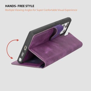 Puede incluir: Una funda de tel&eacute;fono de cuero p&uacute;rpura con un tel&eacute;fono negro en su interior. La funda est&aacute; abierta, mostrando la pantalla y los puertos del tel&eacute;fono. El texto "HANDS- FREE STYLE" y "Multiple Viewing Angles for Super Comfortable Visual Experience" son visibles.