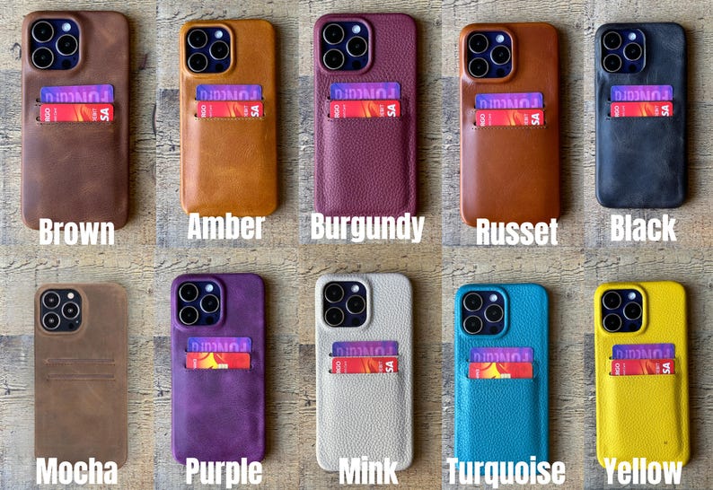 Peut inclure: Dix &eacute;tuis de smartphone en cuir avec porte-cartes, chacun contenant une carte aux graphismes violets et rouges. Les couleurs incluent marron, ambre, bordeaux, roux, noir, moka, violet, vison, turquoise et jaune. Chaque &eacute;tui a une d&eacute;coupe cam&eacute;ra.