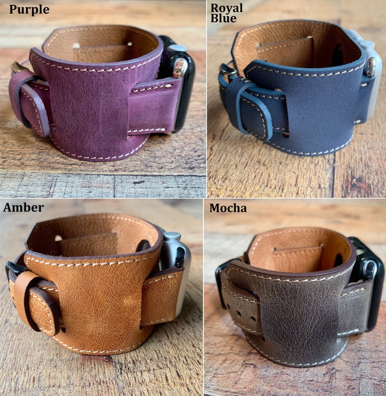 Puede incluir: Correa de reloj de cuero en cuatro colores: morado, azul real, &aacute;mbar y moca. Cada correa presenta un dise&ntilde;o de brazalete con cierre de hebilla y costuras blancas. Las correas de reloj se muestran sobre una superficie de madera.