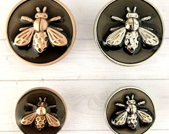 Bee design metal shank buttons 18mm and 25mm