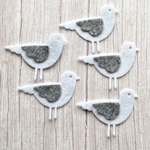 5 mouettes en feutre, découpes de mouettes en feutre, mouettes découpées, décoration en feutre de mouette, formes en feutre, dessus de cartes en feutre.