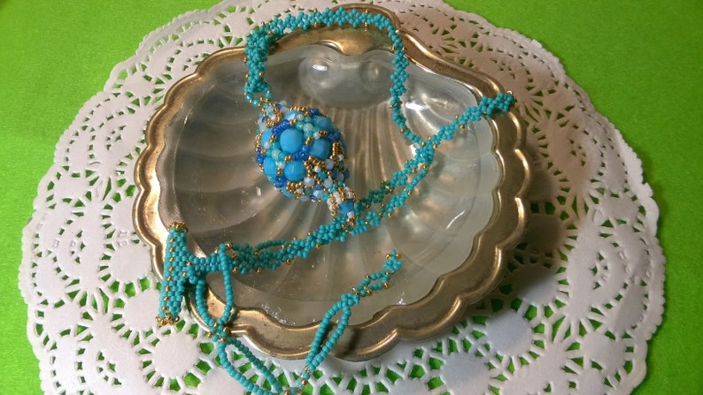 Beaded bead necklace