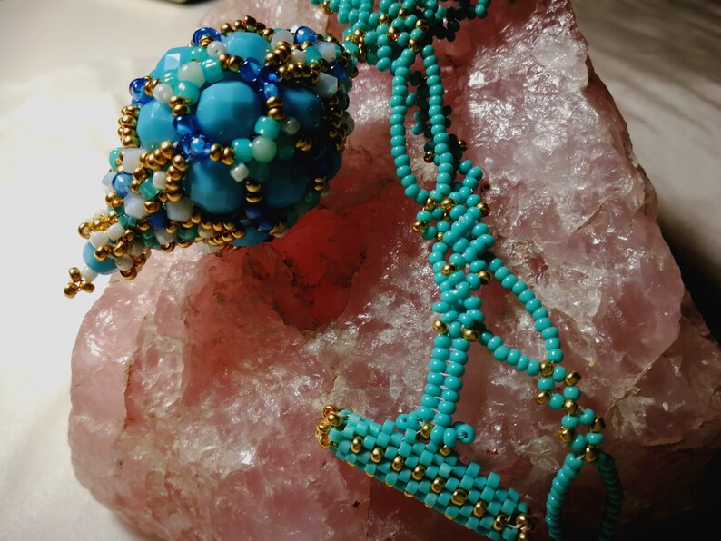 Beaded bead necklace