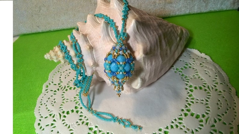 Beaded bead necklace