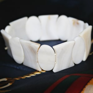 Vintage geschnitztes Perlmutt Stretch Armband