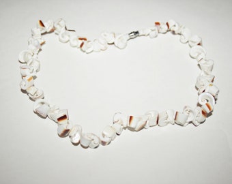 Vintage Beaded Shell Necklace Item K # 665