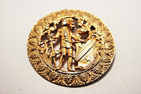 c1950s Vintage Gold Tone Knight Brooch - image 5