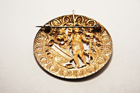 c1950s Vintage Gold Tone Knight Brooch - image 3
