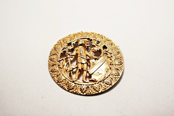 c1950s Vintage Gold Tone Knight Brooch - image 4