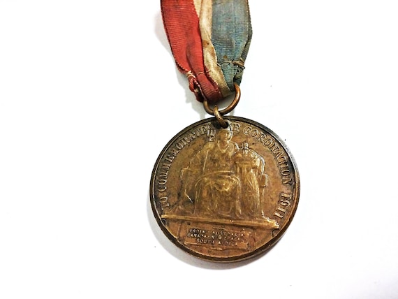 WW1 souvenir peace locket (French) with image King George V WW1 souvenir peace locket (French) with image King George V