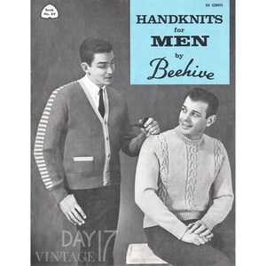 Könnte beinhalten: Ein Vintage-Strickmuster-Heftcover mit zwei Männern, die Pullover tragen. Das Cover ist blau und weiß mit dem Text "Handknits for Men by Beehive" und "50 Cents".