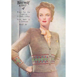Könnte beinhalten: Ein Vintage-Strickmuster für einen Cardigan mit Fair-Isle-Muster. Das Muster benötigt 8 Unzen Fair-Isle-Garn in der Hauptfarbe und 1,5 Unzen von jeder der 3 Kontrastfarben. Das Muster ist für einen Brustumfang von 91 cm.