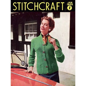 Könnte beinhalten: Titelseite der Januar-Ausgabe 1955 der Zeitschrift Stitchcraft. Auf dem Cover ist eine Frau in einer grünen Strickjacke mit braunen Knöpfen und einem gelben Schal zu sehen. Neben dem Magazin ist ein rotes Auto zu sehen.