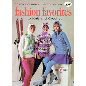 Pode incluir: Uma capa de livro vintage de padrões de tricô e crochê com três mulheres vestindo suéteres e chapéus coloridos. O livro é intitulado "fashion favorites" e é de Coats & Clark's Book No. 160. A capa também apresenta um par de esquis e patins de gelo.