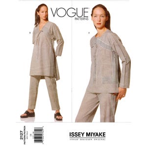 以下が含まれることがあります： Vogue Patterns 2127 Issey Miyakeデザイナーオリジナル縫製パターン封筒。ストライプ生地のアクセント、長袖、サイドスリット、パンツとチュニックのボタンディテールが特徴の、ライトグレーのチュニックとパンツのセットの2つのビューが示されています。