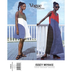 以下が含まれることがあります： イッセイミヤケのデザイナーオリジナルドレス、番号1563のVogue Patterns縫製パターン封筒。カバーには、オリーブグリーン、ホワイト、ブルー、レッドの組み合わせで、ノースリーブのカラーブロックドレスの2つのバリエーションが表示されています。