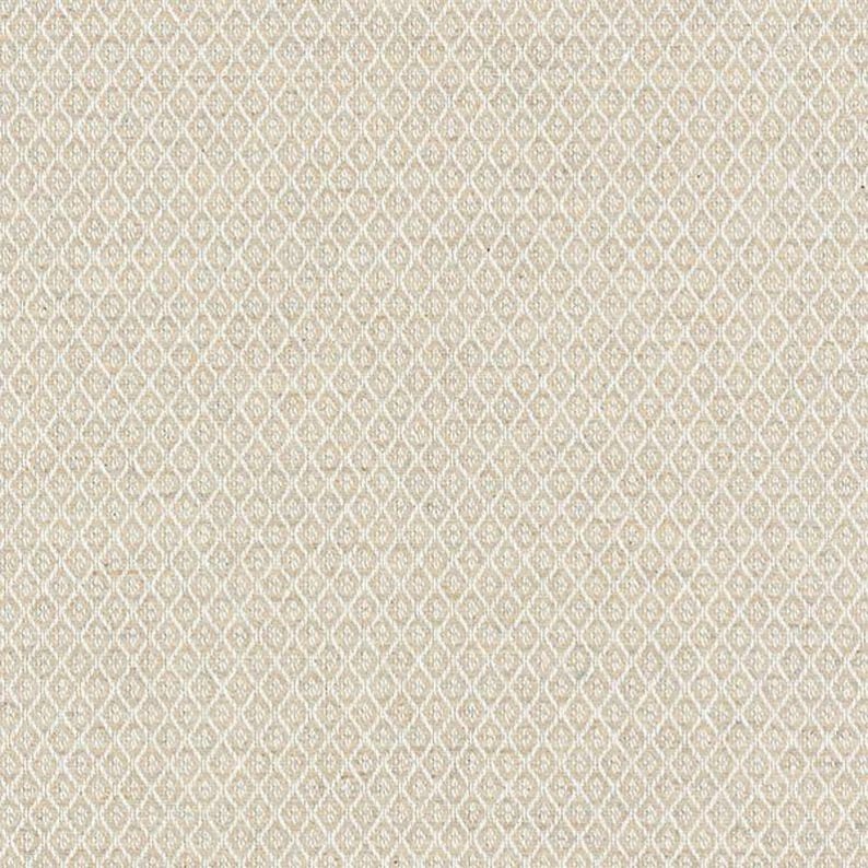 Puede incluir: Primer plano de una tela texturizada con un patr&oacute;n de diamantes repetido. La tela tiene una paleta de colores neutros, con un fondo beige claro y contornos de diamantes blancos. El tejido parece apretado y duradero.