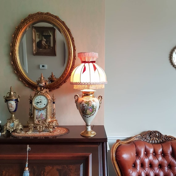 ANCIENNE LAMPE AVEC SUJET EN PORCELAINE et LAITON DORÉ Abat-jour Blanc et Or EUR 80,00 - FR