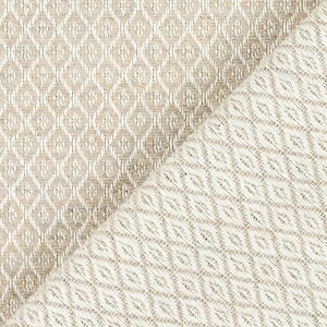 Puede incluir: Primer plano de una tela tejida con un patr&oacute;n de diamantes. La tela presenta tonos neutros de beige y blanco roto. El dise&ntilde;o de diamantes se crea mediante el tejido, creando una superficie texturizada.