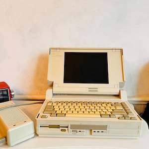 Vintage Compaq SLT/386s-20 Portable PC with Lotus 1-2-3 – 1990s Retro Computer