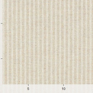 Può includere: Primo piano di un tessuto beige con un sottile motivo a spina di pesce e strisce verticali. Il tessuto ha una superficie leggermente strutturata.