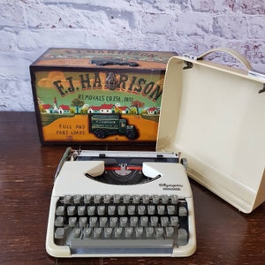 Vintage Olympia Splendid 33 Typewriter – Portable Travel Model, Western Germany, Mid-Century Office Classic