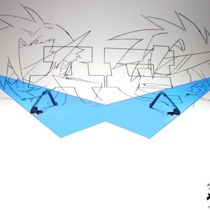 Puede incluir: Un par de gafas de sol azules, angulares y espejadas con monturas negras. Las gafas de sol se reflejan en un fondo blanco con un dibujo en blanco y negro de dos personajes de anime.