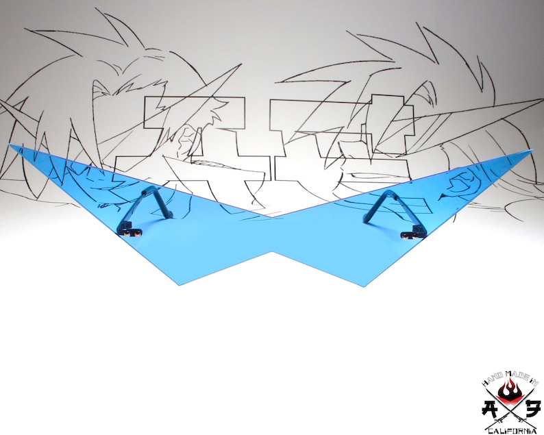 Puede incluir: Un par de gafas de sol azules, angulares y espejadas con monturas negras. Las gafas de sol se reflejan en un fondo blanco con un dibujo en blanco y negro de dos personajes de anime.