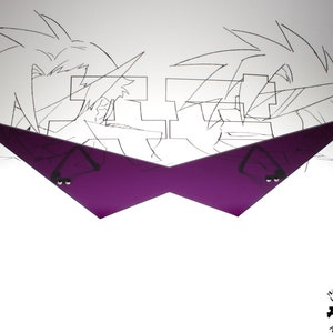 Puede incluir: Visera de pl&aacute;stico morado con un dise&ntilde;o angular y afilado. La visera tiene forma de par de ojos con dos peque&ntilde;os c&iacute;rculos negros en el centro.