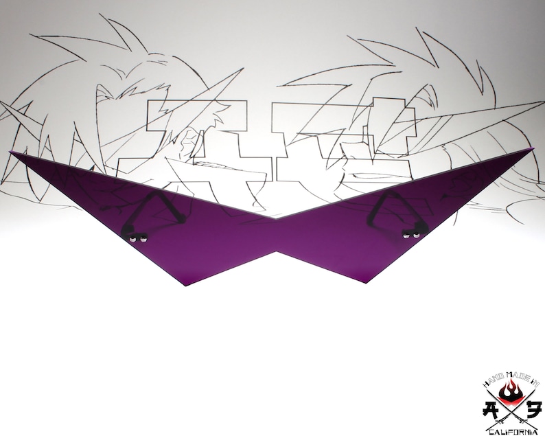 Puede incluir: Visera de pl&aacute;stico morado con un dise&ntilde;o angular y afilado. La visera tiene forma de par de ojos con dos peque&ntilde;os c&iacute;rculos negros en el centro.