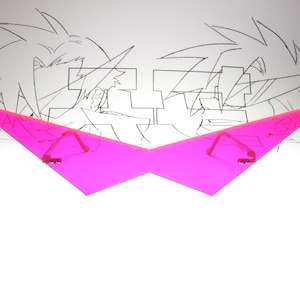 Puede incluir: Un par de gafas de pl&aacute;stico rosa con forma de tri&aacute;ngulo puntiagudo. Las gafas est&aacute;n sobre un fondo blanco con un dibujo en blanco y negro de una persona en el fondo.