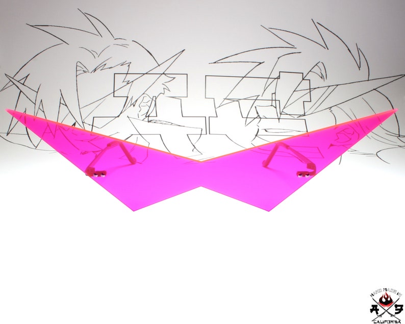 Puede incluir: Un par de gafas de pl&aacute;stico rosa con forma de tri&aacute;ngulo puntiagudo. Las gafas est&aacute;n sobre un fondo blanco con un dibujo en blanco y negro de una persona en el fondo.