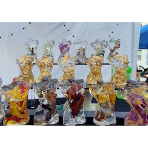 Estatuillas de dioses y diosas griegas hechas a mano personalizadas: hechas con resina epoxi/flores secas