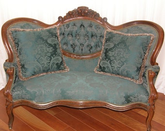 Beautiful Victorian Damask Settee and Eight Matching Pillows