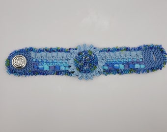 Bloem gehaakte armband met kralen! Handgemaakte gehaakte sieraden! Perfect cadeau! Gemakkelijk en leuk om te dragen! Zacht katoen van hoge kwaliteit! Blauwe Zonnebloem!