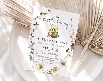 Klassieke Winnie de Pooh verjaardagsuitnodiging, Winnie de Pooh verjaardagsuitnodiging, Little Hunny 1e verjaardagsuitnodiging, bloemen, meisje, sjabloon
