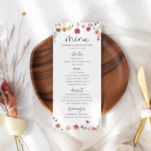 Szablon menu ukończenia studiów Wildflower, karta menu przyjęcia ukończenia studiów, karta menu Wildflower, kwiatowe menu ukończenia studiów, Gir, edytowalny szablon