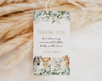 Puede incluir: Gracias por celebrar la llegada de nuestro dulce bebé con tanto amor. Con cariño, Sarah. Una tarjeta blanca con follaje verde e ilustraciones de animales. El texto está en negro y dorado.