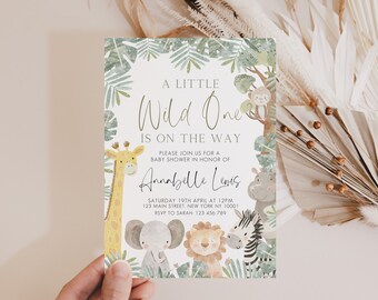 Può includere: Un invito a una festa di benvenuto per il bambino con tema giungla. L'invito presenta una giraffa, un elefante, un leone, una zebra e una scimmia. Il testo sull'invito recita "A Little Wild One is on the Way".