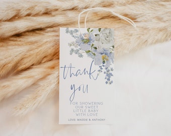 Op de afbeelding: Een wit bedankkaartje met blauwe bloemenillustraties en de tekst "thank you" in blauwe cursieve letters. De tekst eronder luidt "For showering our sweet little baby with love. Love: Maddie & Anthony."