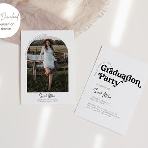 Peut inclure: Une annonce de graduation blanche avec une photo d'une femme en robe blanche debout devant une cl&ocirc;ture en bois. Le texte sur l'annonce indique "Veuillez vous joindre &agrave; nous pour une f&ecirc;te de graduation en l'honneur de Sarah Miller Cornell University Classe de 2023".