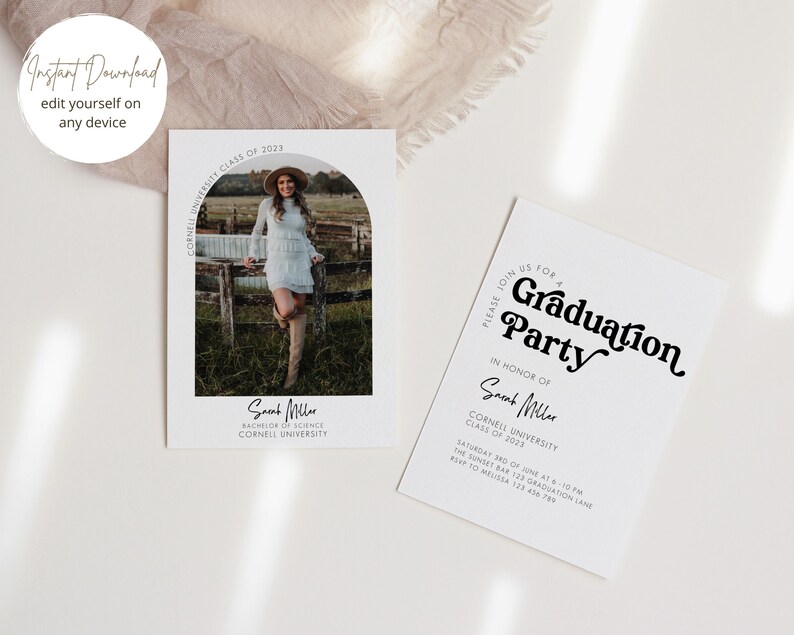Peut inclure: Une annonce de graduation blanche avec une photo d'une femme en robe blanche debout devant une cl&ocirc;ture en bois. Le texte sur l'annonce indique "Veuillez vous joindre &agrave; nous pour une f&ecirc;te de graduation en l'honneur de Sarah Miller Cornell University Classe de 2023".