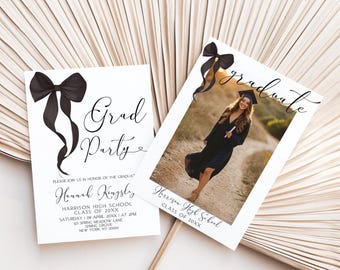 Puede incluir: Una invitación a una fiesta de graduación en blanco y negro con un lazo negro y el texto "Grad Party" en cursiva. La invitación incluye el nombre del graduado, la escuela, el año de la clase, la fecha, la hora y la dirección.
